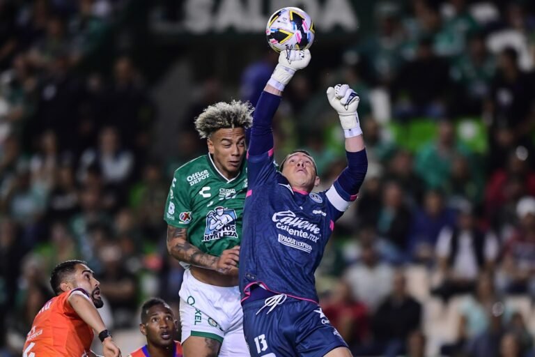 Pumas busca portero; Padilla y González en la mira
