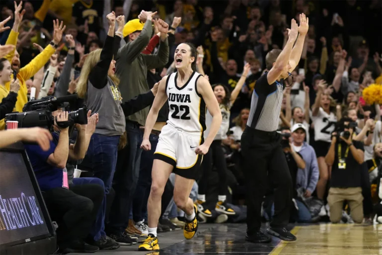 Iowa rinde homenaje a Caitlin Clark retirando su número 22