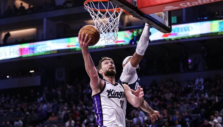Sacramento revive con Fox y Sabonis a la cabeza