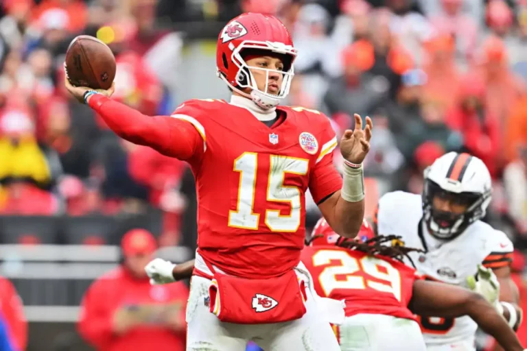 Incertidumbre en los Chiefs: ¿Mahomes jugará frente a los Texans este sábado?