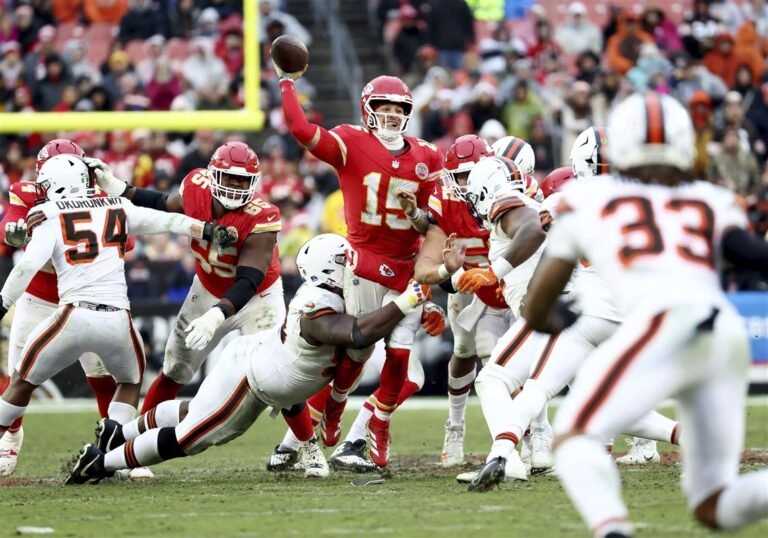 El tobillo de Mahomes en riesgo: ¿Qué significa su lesión para el futuro de los Chiefs?