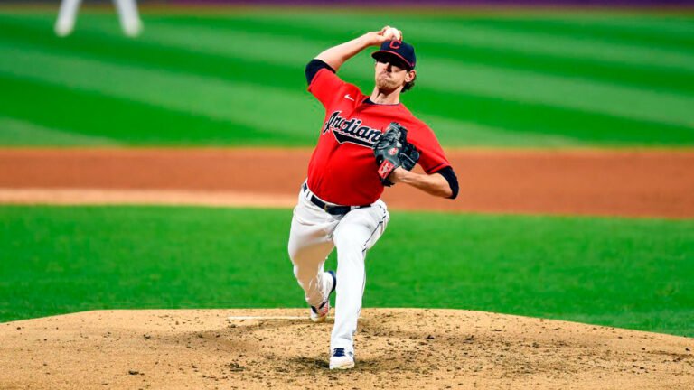 Shane Bieber renueva su vínculo con Cleveland