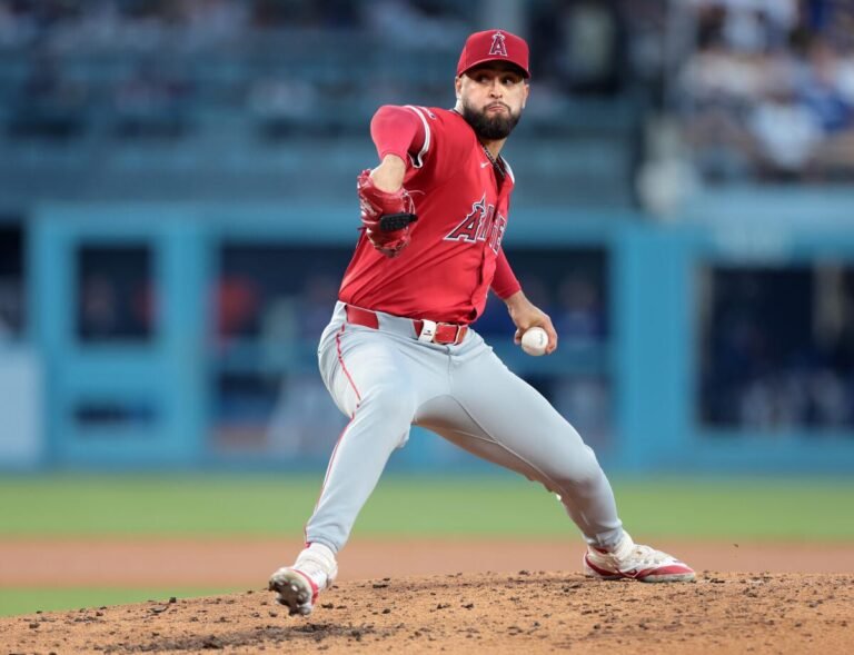 Mexicano en Red Sox: Patrick Sandoval firma por dos años