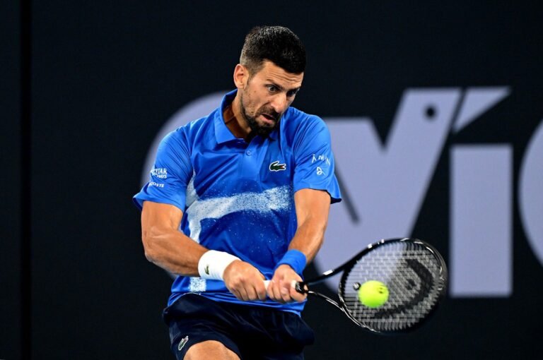 Novak Djokovic gana su primer partido en Brisbane tras 15 años de espera
