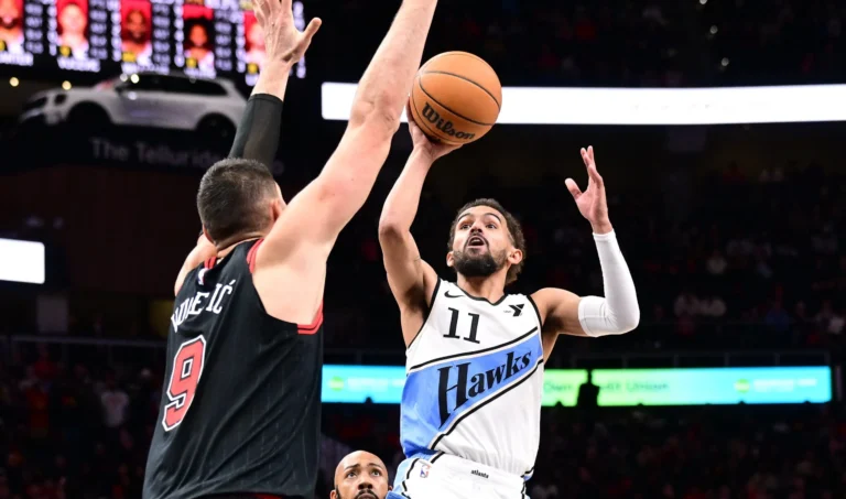 Hawks remontan desventaja de 21 para ganar
