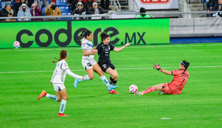 Rayadas arrasan y suben al segundo lugar tras vencer al Puebla