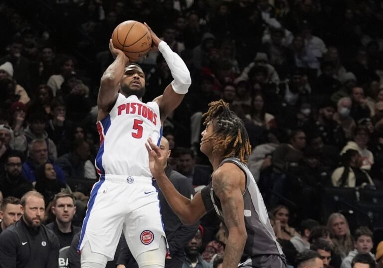 Banca de Detroit lideran la victoria ante Nets; Pistons por encima de .500