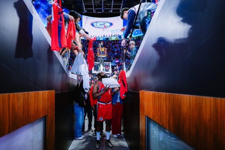 James Harden lidera la victoria de los Clippers