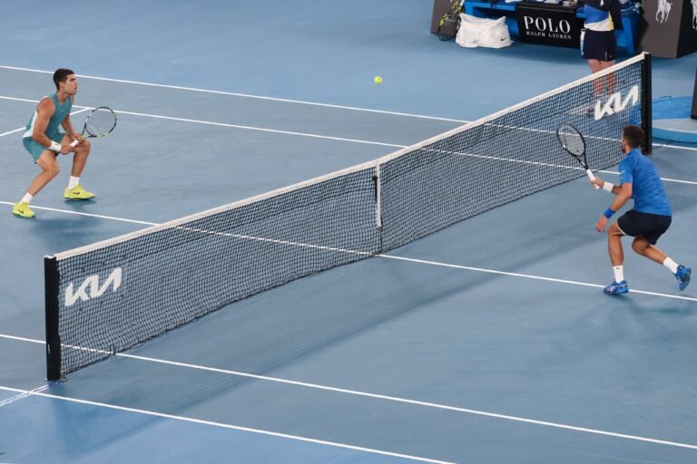 Djokovic se impone y sigue en camino a su 25º Grand Slam