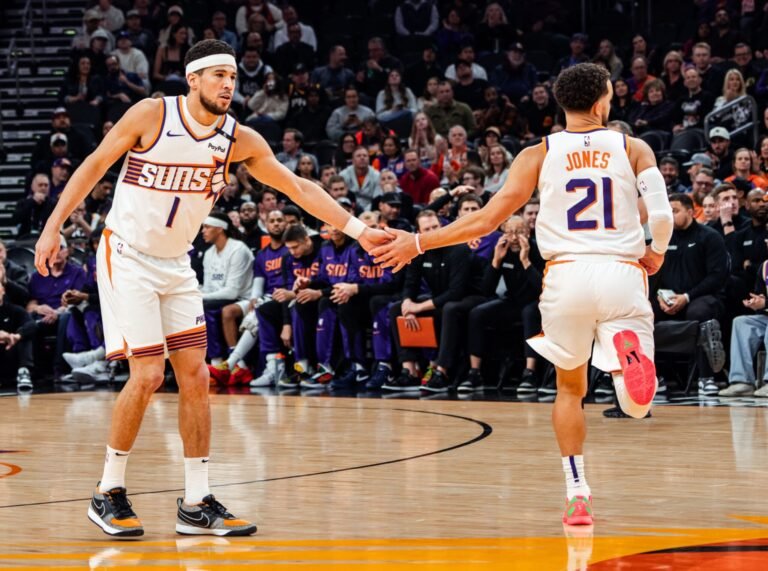 Suns vencen a Clippers con 22 triples y actuación clave de Booker