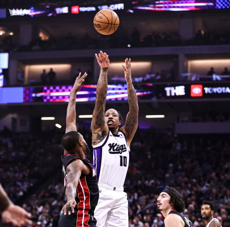 Sacramento gana en doble tiempo extra con 30 de DeRozan