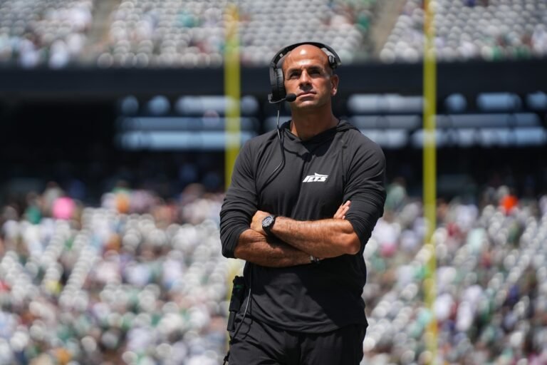 Cowboys entrevistan a Robert Saleh para entrenador en jefe