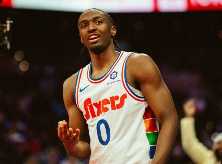 76ers arrollan a Lakers con 43 puntos de Maxey