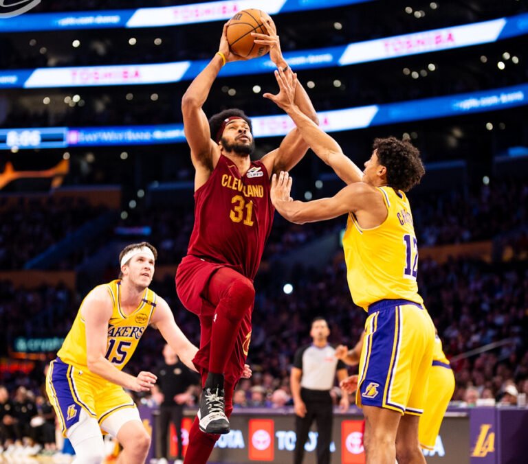 Cavs amargan festejo de LeBron con victoria a domicilio
