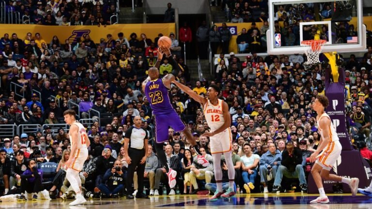 LeBron rompe récord de Jordan en partidos de 30 puntos