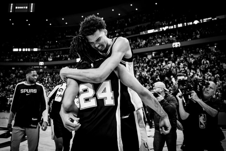 Spurs vencen a Nuggets 113-110 gracias a Wembanyama