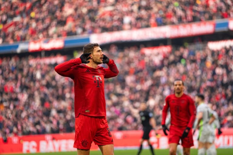 Bayern Múnich vence 3-2 a Wolfsburgo con un doblete de Goretzka