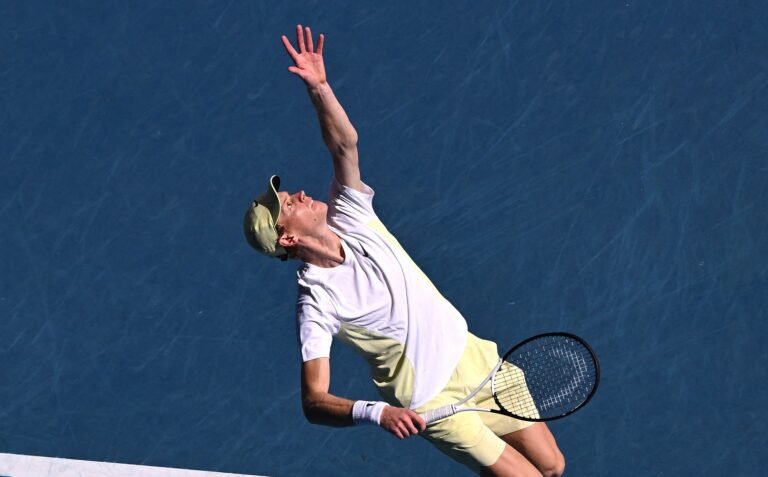Sinner y Swiatek brillan rumbo a cuartos de final en Melbourne