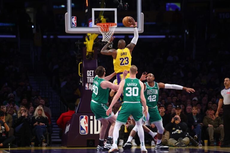 Davis y LeBron brillan en victoria de los Lakers sobre Boston