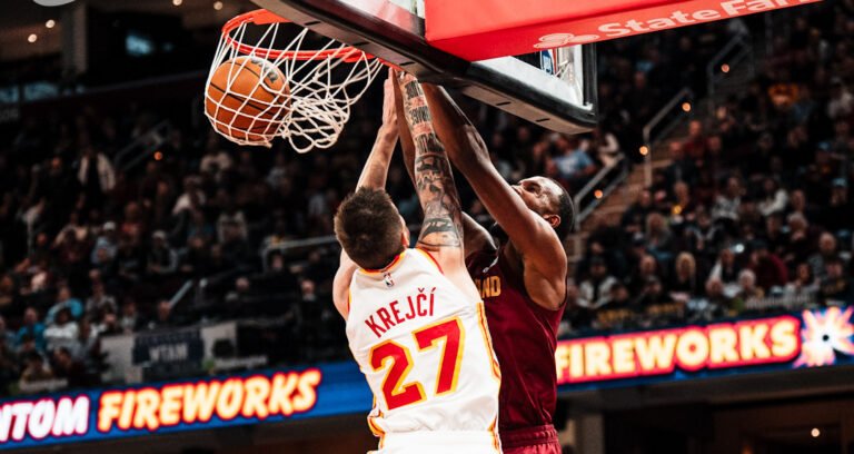 Cleveland cobra revancha y aplasta a Hawks con autoridad