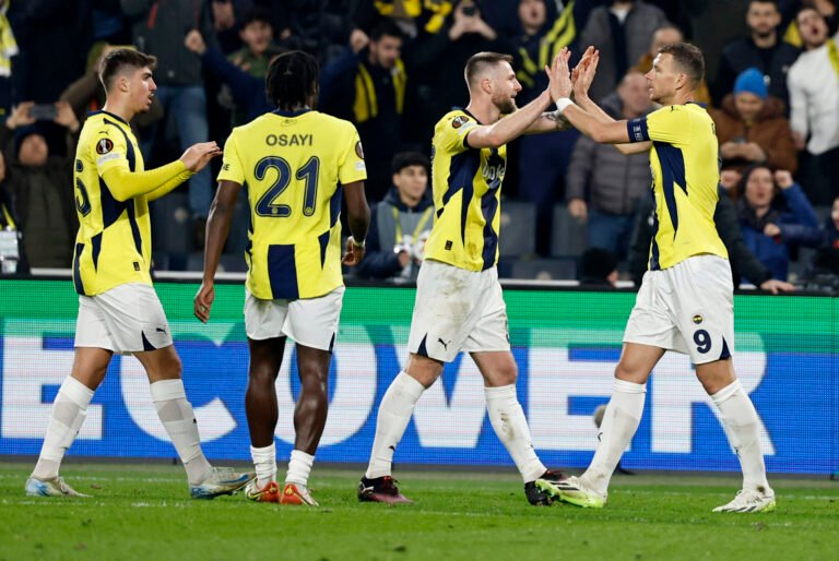 César Huerta titular en la derrota del Anderlecht ante Fenerbahçe