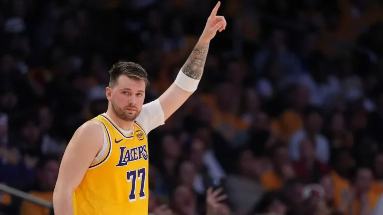 Lakers aplastan al Jazz en el debut de Luka Doncic