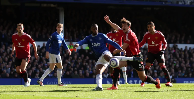 VAR anula penal y Manchester United evita la derrota