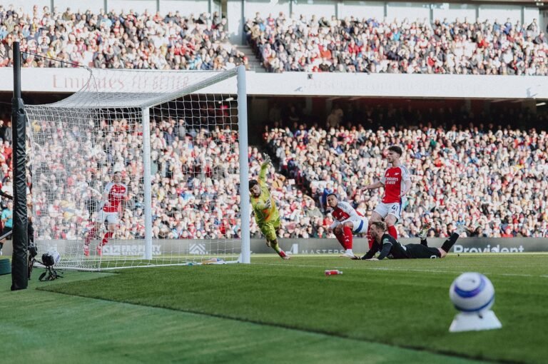 Arsenal tropieza y se aleja del título de la Premier League