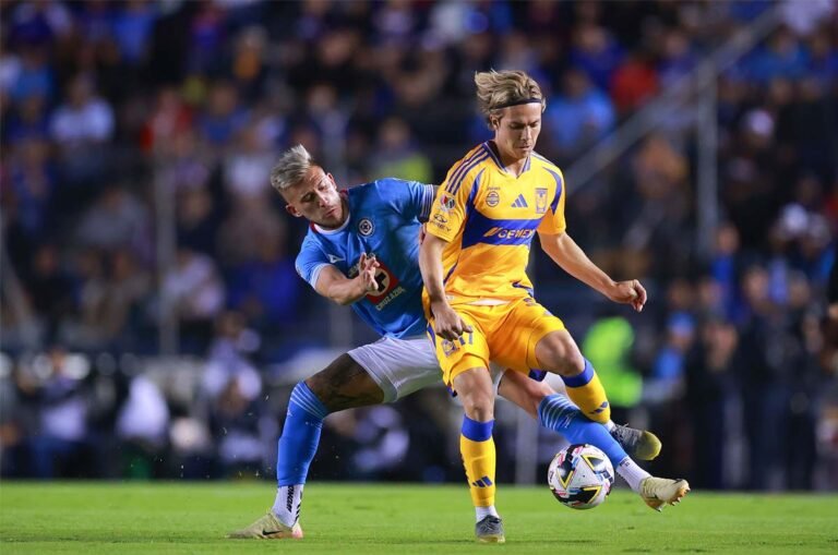 Tigres recibe a Cruz Azul en un partido por la cima del torneo