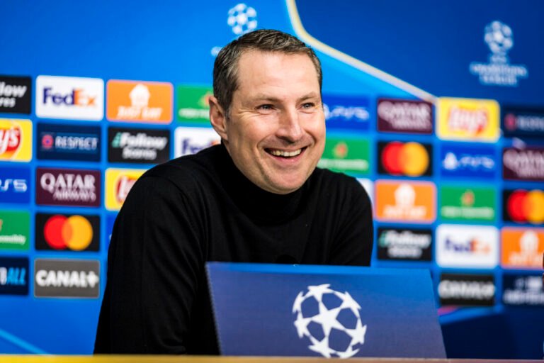 Feyenoord se queda sin DT antes de medirse al AC Milan