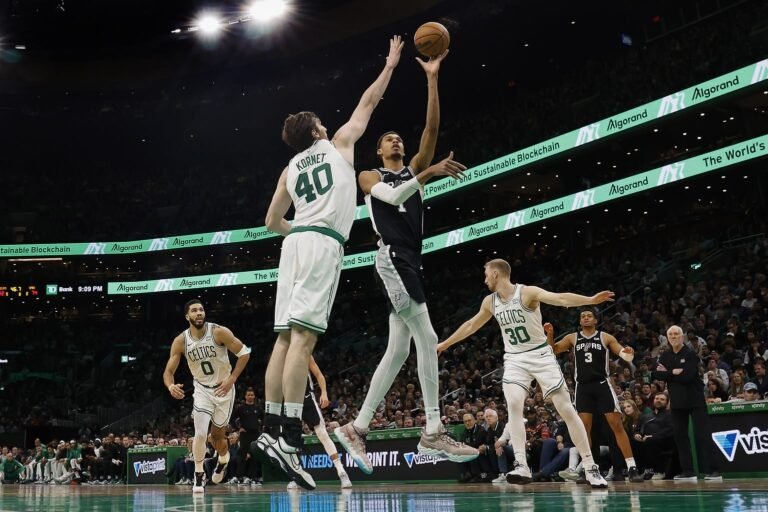 Wembanyama no jugará más en 2025 por un coágulo de sangre