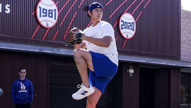 Shohei Ohtani lanza por primera vez con los Dodgers tras cirugía