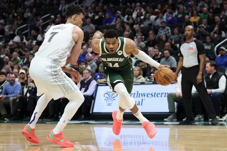 Bucks aplastan a Mavericks con histórica marca de Giannis