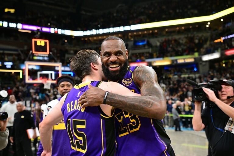 LeBron salva a los Lakers con una bandeja agónica