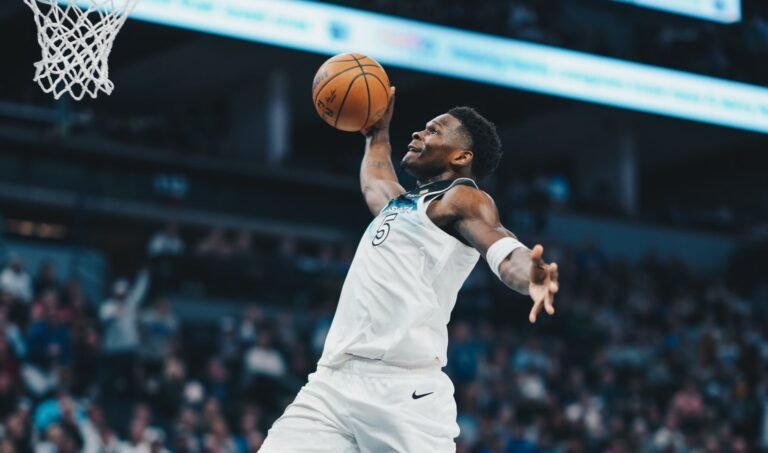 Edwards anota 41 puntos y Timberwolves suman su octava victoria al hilo