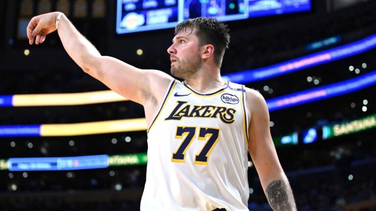 Lakers superan a Phoenix y extienden su racha en casa