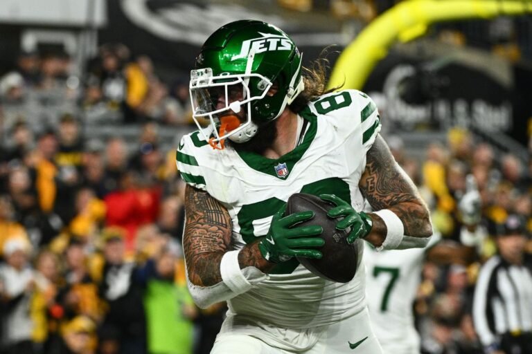 Chargers firman al ala cerrada Tyler Conklin por un año