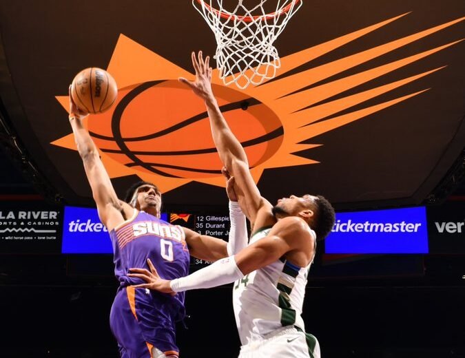 Suns vencen a los Bucks con un tiro decisivo de Booker
