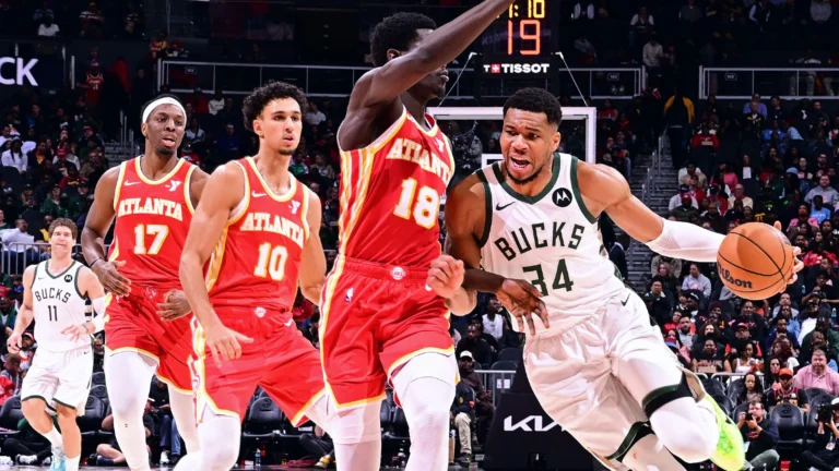 Giannis brilla con triple-doble y Bucks vencen a Hawks