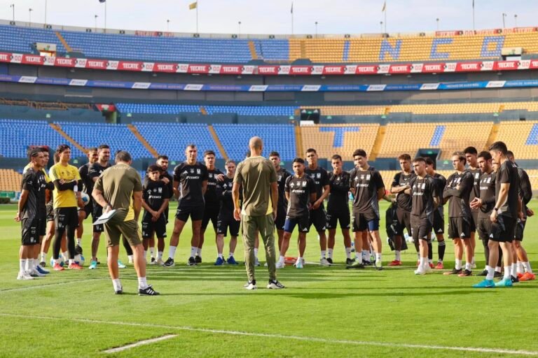 Pizarro deja el fútbol y asume como DT de Tigres