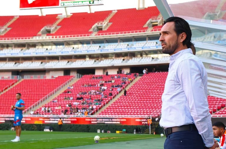 Chivas elige a Gerardo Espinoza como DT tras salida de García