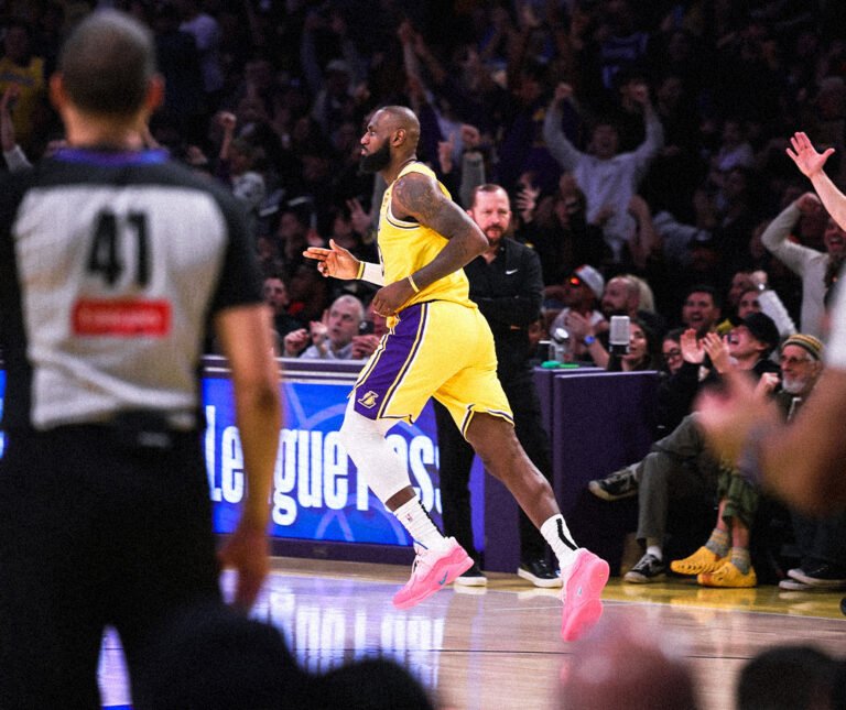 Lakers vencen en tiempo extra y suman ocho triunfos seguidos