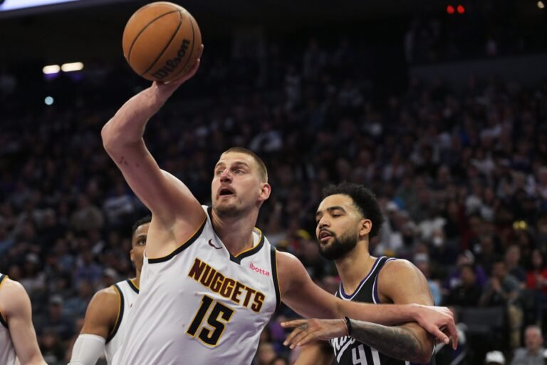 Jokic logra triple-doble y Nuggets vencen a Kings
