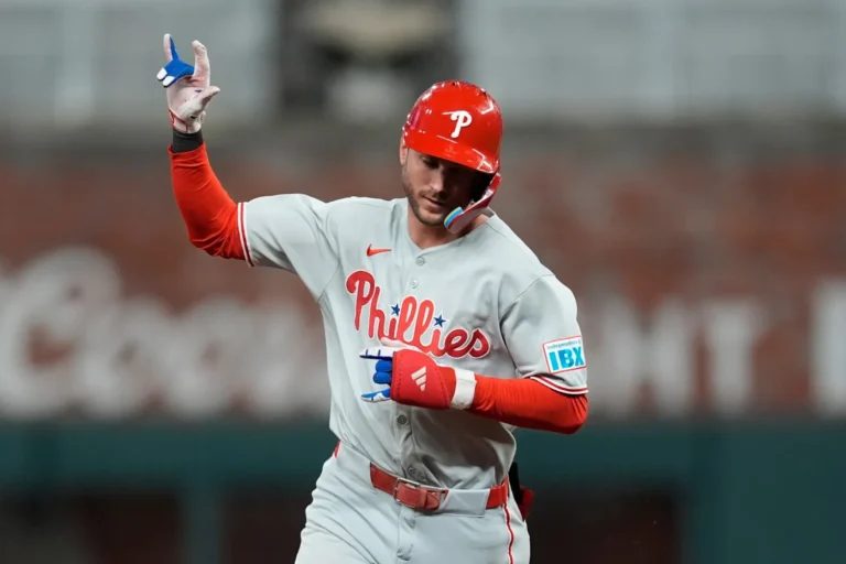 Turner decide con jonrón y Phillies vencen 4-3 a Bravos