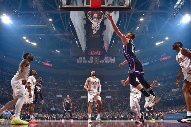 Zach LaVine lidera victoria de Kings sobre Cavaliers