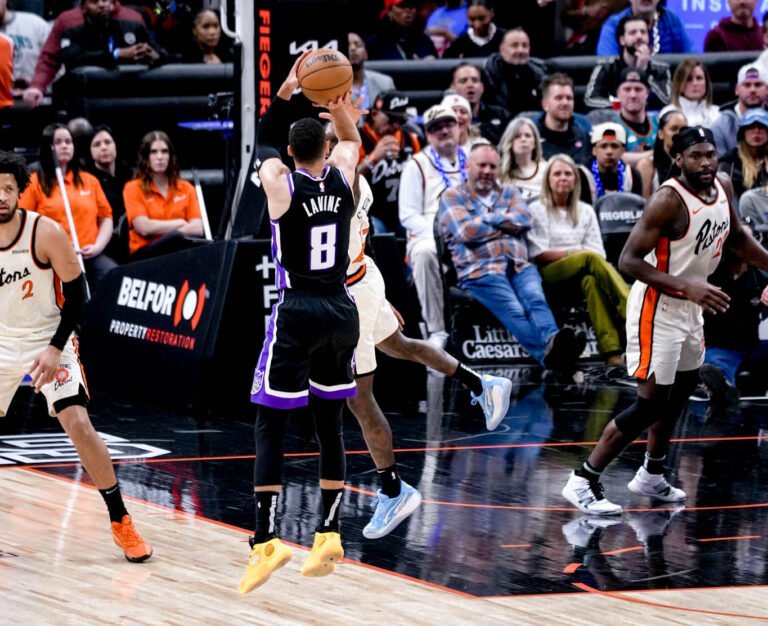 LaVine y DeRozan impulsan remontada de Kings