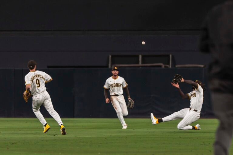 Padres arrancan 5-0 por primera vez tras vencer a Guardians