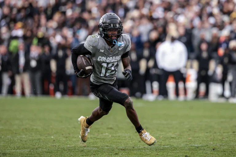 Hunter advierte a la NFL: solo jugará si puede hacerlo en ataque y defensa