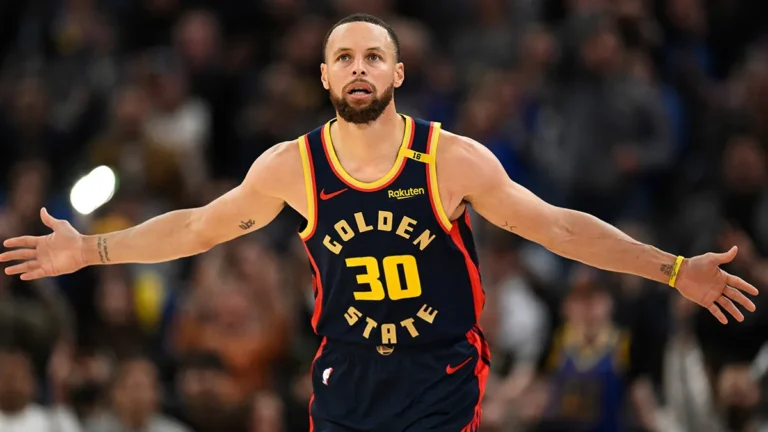 Warriors derrotan a Nuggets con brillante actuación de Curry