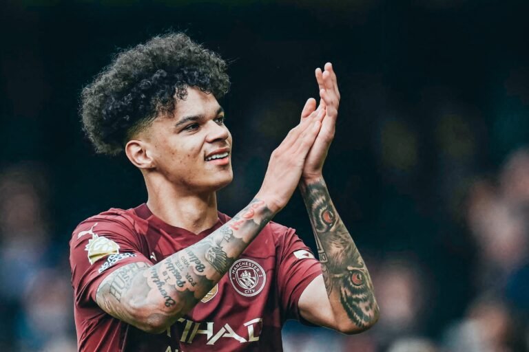 Goles tardíos salvan al City y lo acercan a la Champions